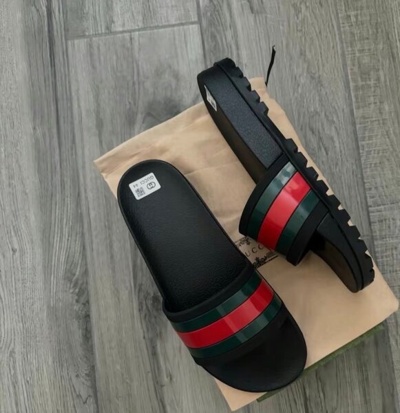 Claquettes rayées élégantes