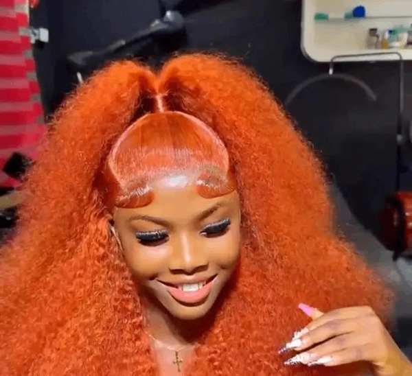 Perruque bouclée rousse