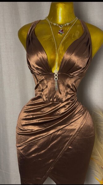 Robe Satinée Bronzée Élégante