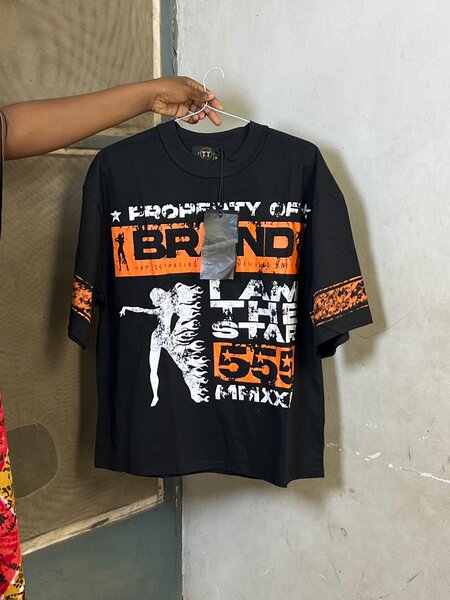 T-shirt graphique noir emblématique