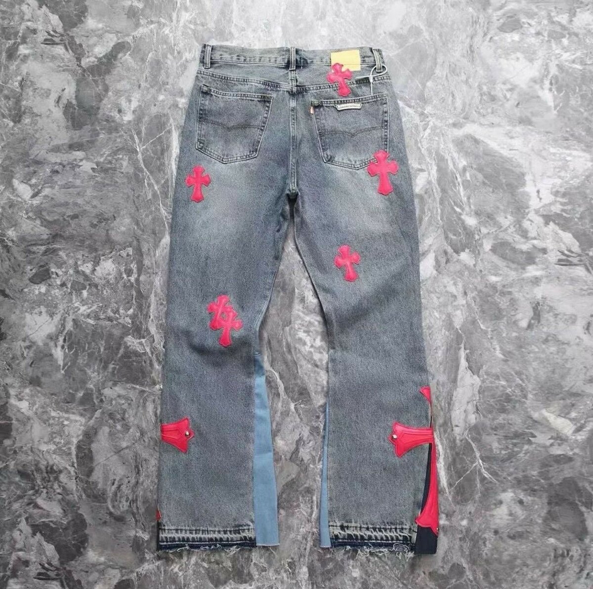 Jeans en denim avec croix rose