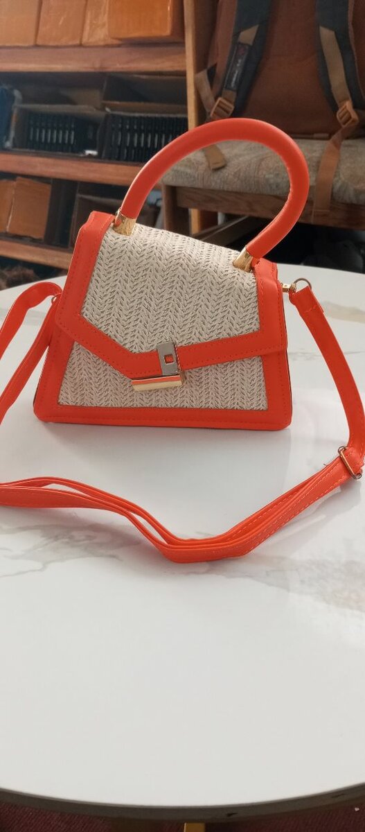 Sac à main en paille coloré