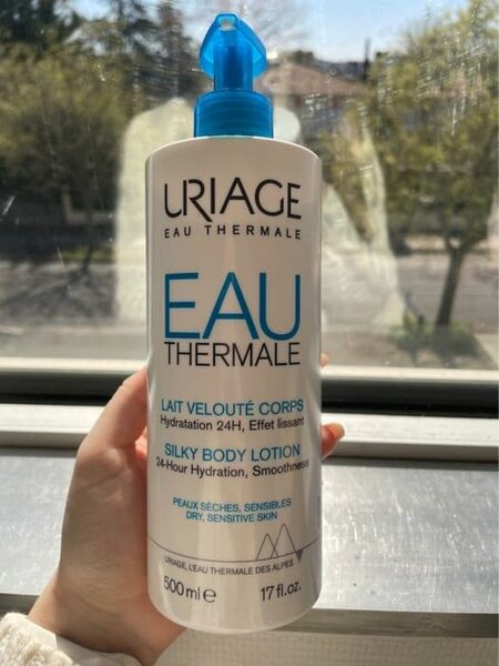 Uriage Eau Thermale Lait Corporel Hydratant est un lait velouté, fluide et onctueux qui fond sur la peau, conférant tous les bienfaits de l'Eau Thermale