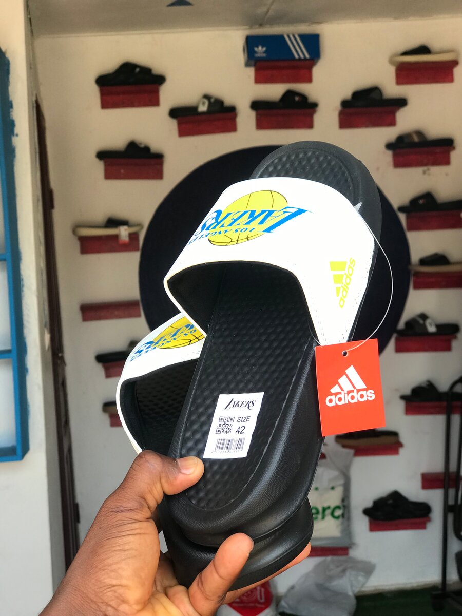 Sandales Nike et Adidas