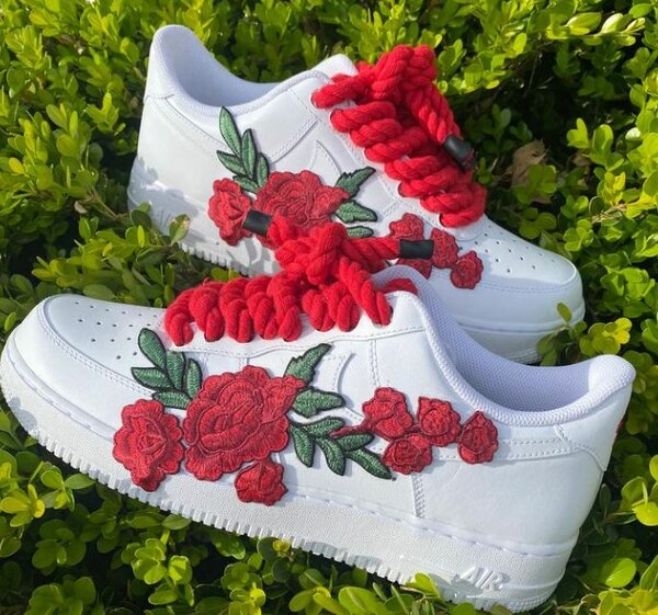 Baskets blanches avec broderie de roses rouges