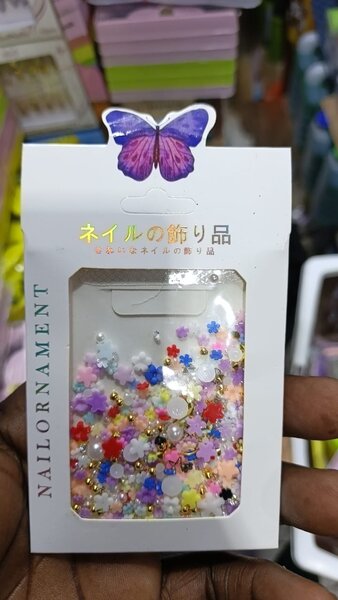 Décorations de clous florales