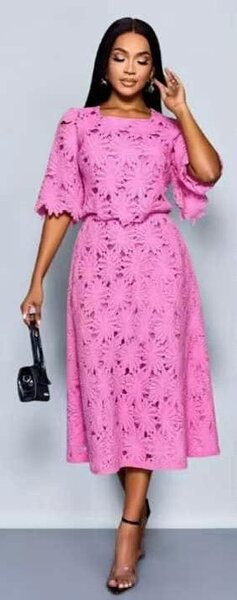 Robe élégante en dentelle rose