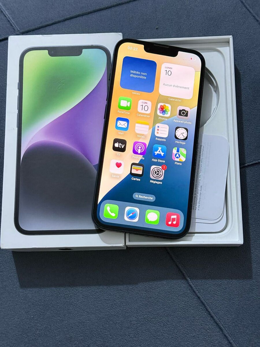 iPhone 14 très propre avec le carton