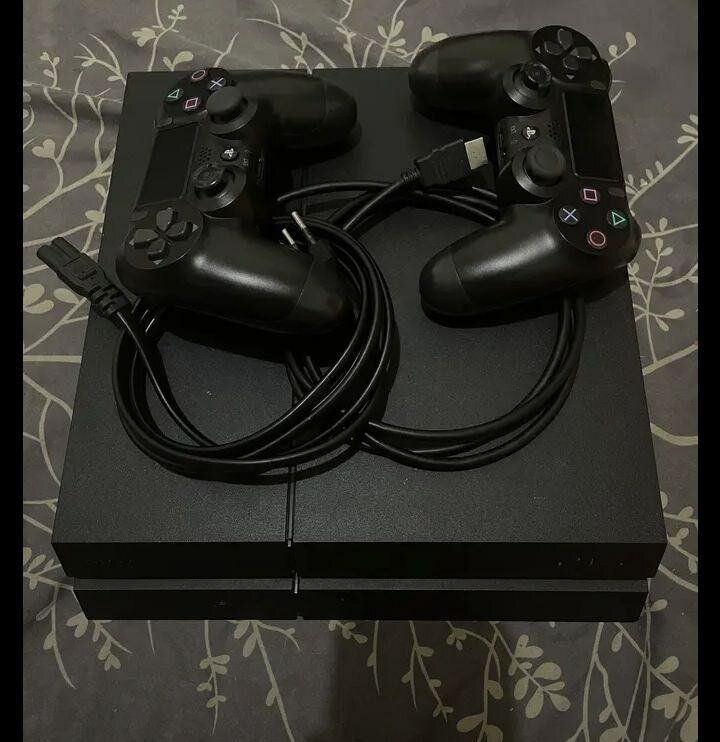 Console PS4 avec 2 manettes