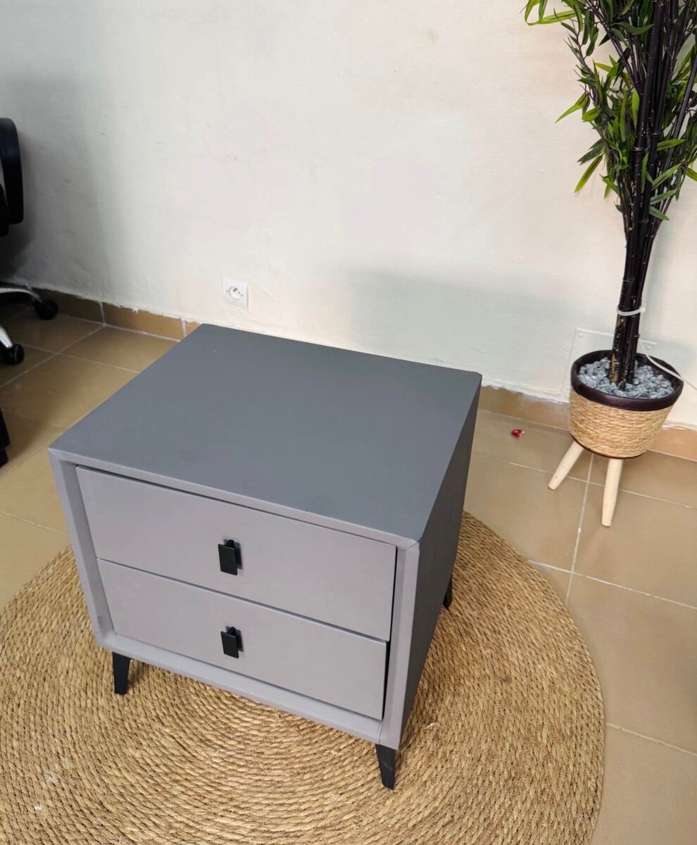 Table de nuit grise à 2 tiroirs