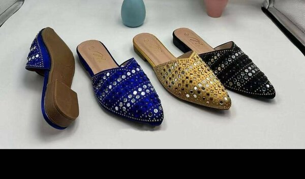Mules élégantes décorées