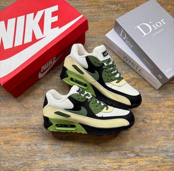 Nike Air Max 90 Sneakers