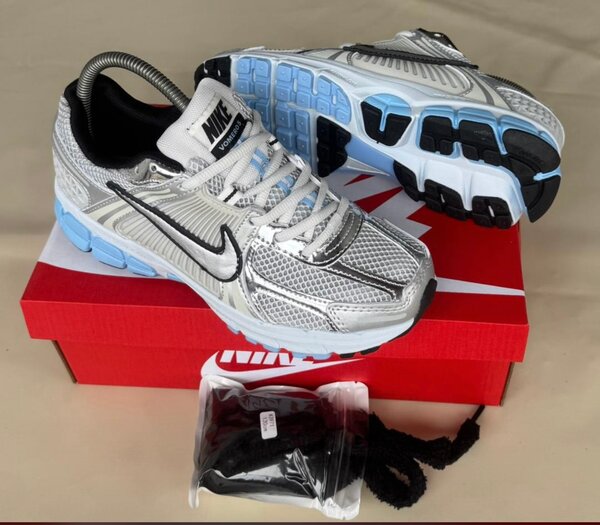 Nike Vomero 5 Sneakers