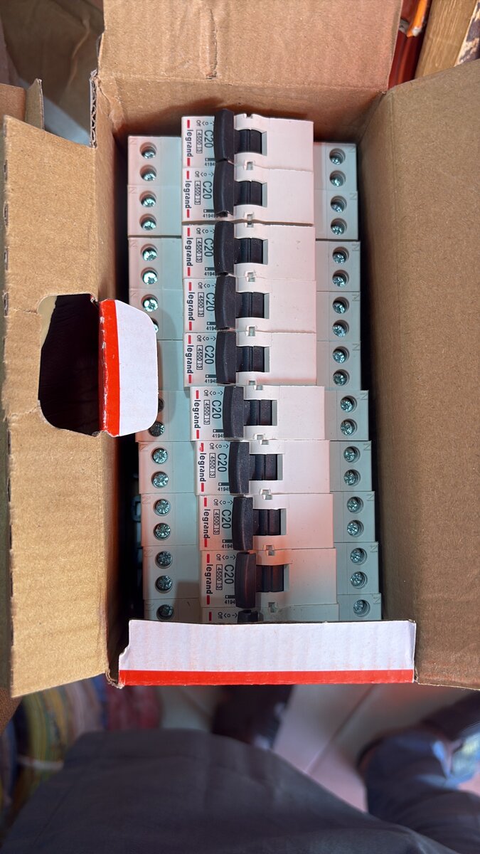 Interrupteurs et Disjoncteurs Legrand