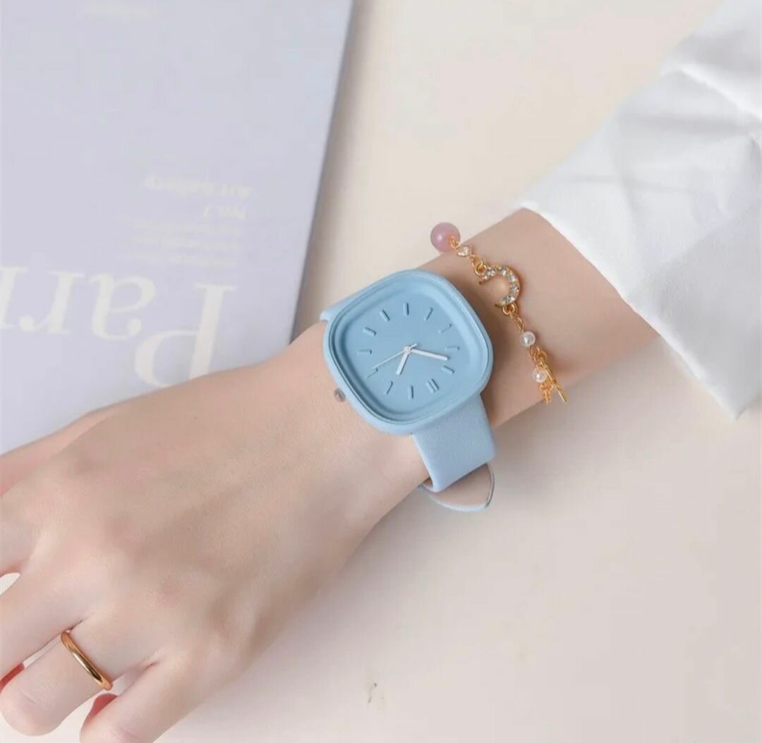 Montres pastel minimalistes