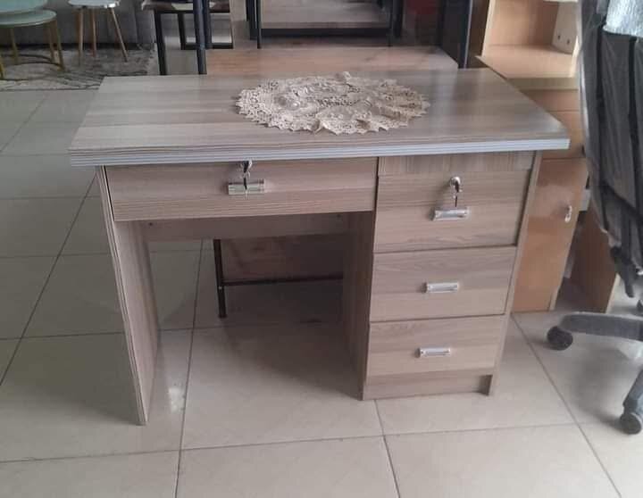 Bureau en bois avec tiroirs