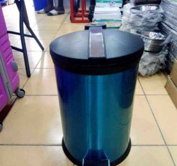 Poubelle à pédale bleu inox