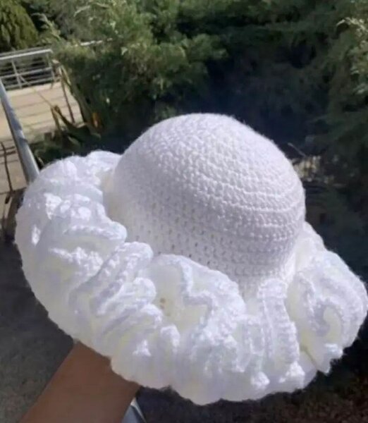 Chapeau crocheté blanc élégant