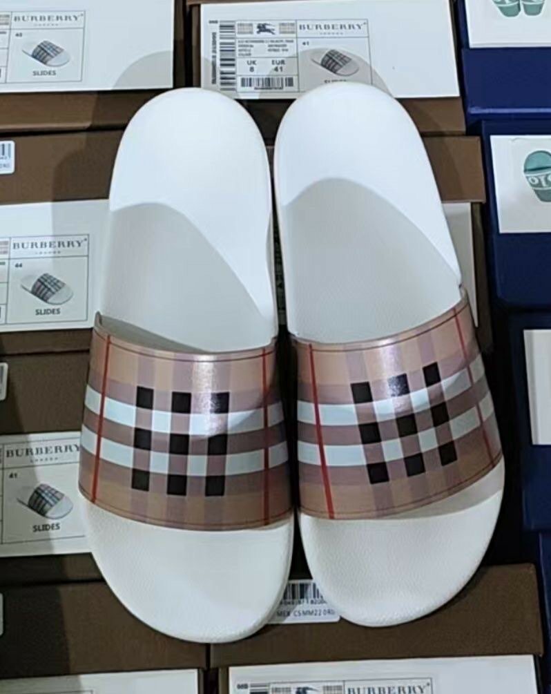 Claquettes à carreaux élégantes