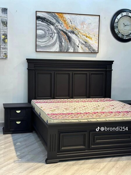 Lit moderne noir avec matelas