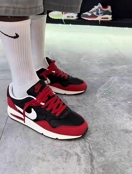 Baskets Air Max rouges et noires