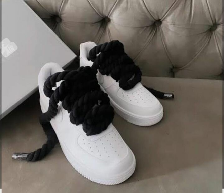 Sneakers à la mode avec lacets épais