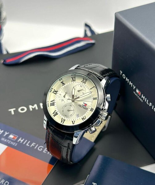 Montre élégante en cuir noir