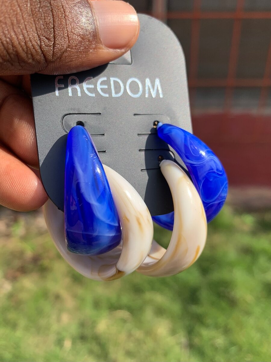 Light Wei earrings (blue &Milk)