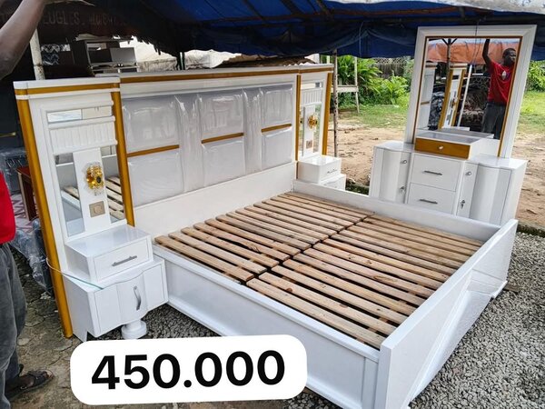 Lit double avec tables et miroir