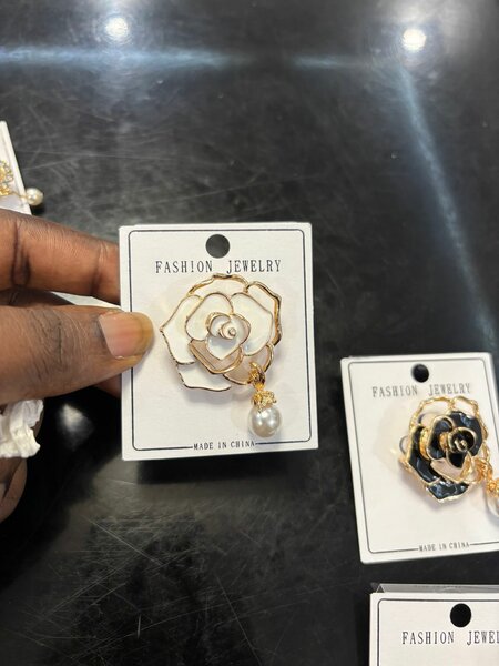 Broche florale élégante