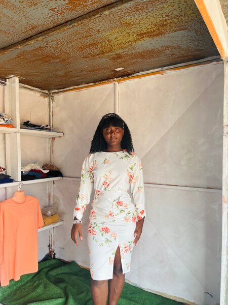 Robe florale élégante à fente