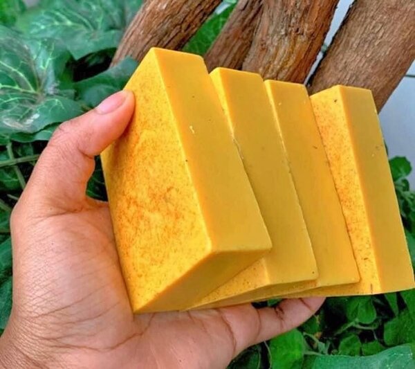 Savon naturel au curcuma