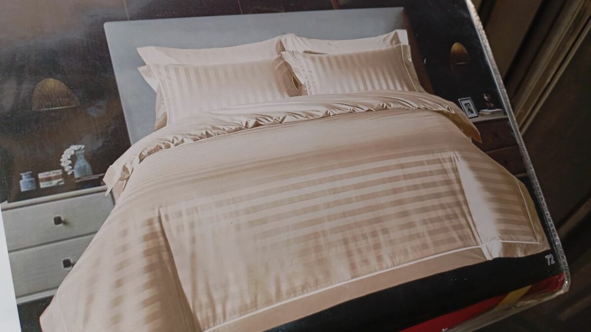 2 plain bedsheets with 4 pillow cases