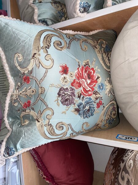 Coussin brodé floral élégant