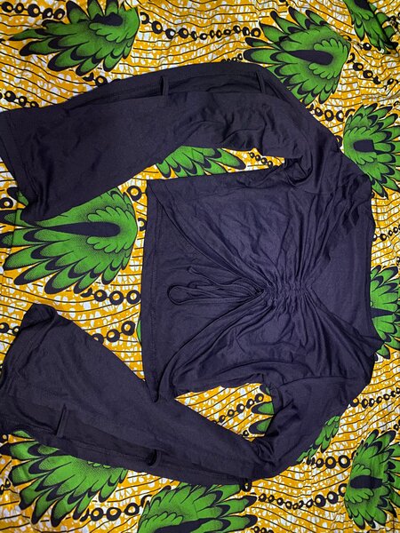 Haut noir chic à manches longues