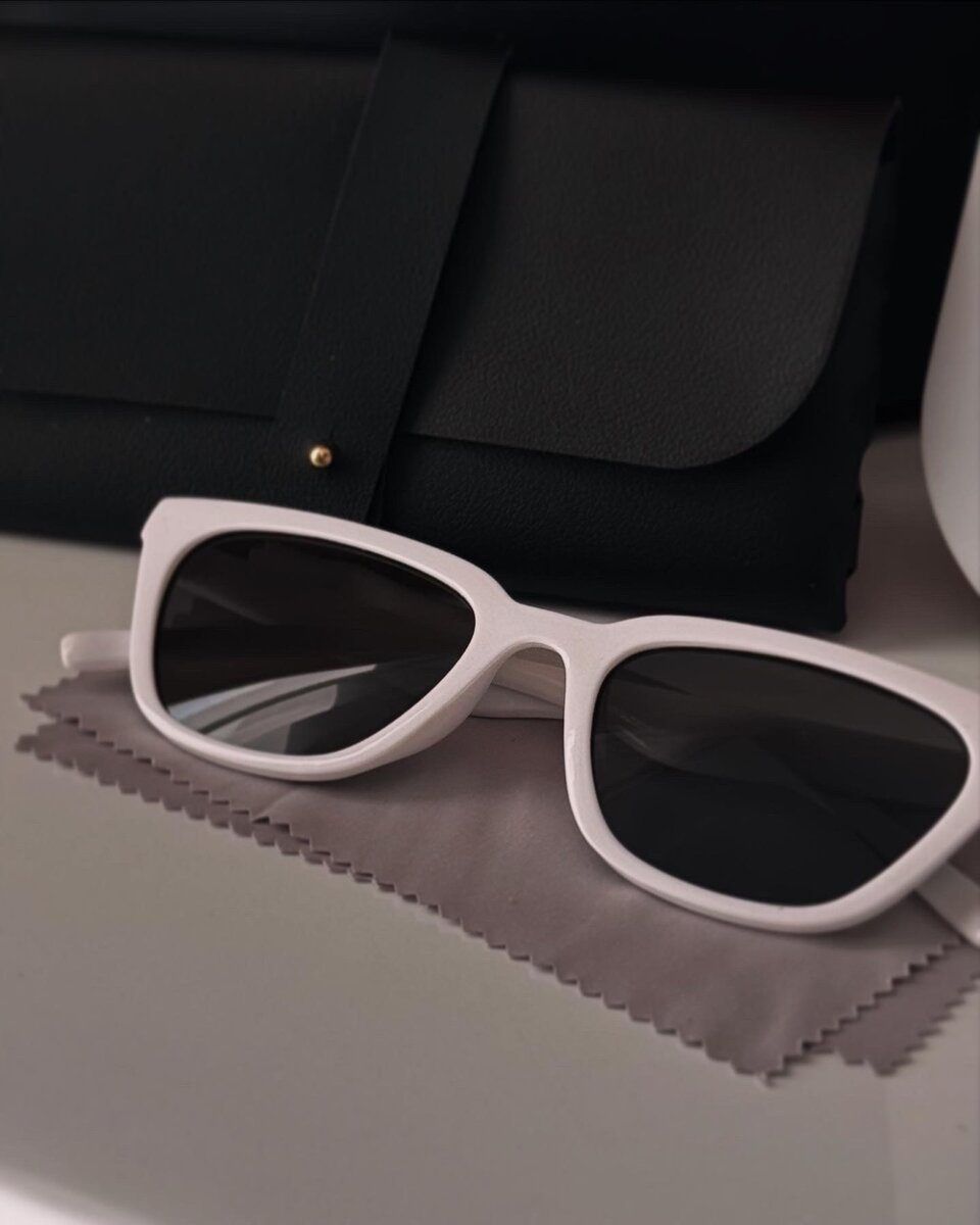 Белые солнцезащитные очки.