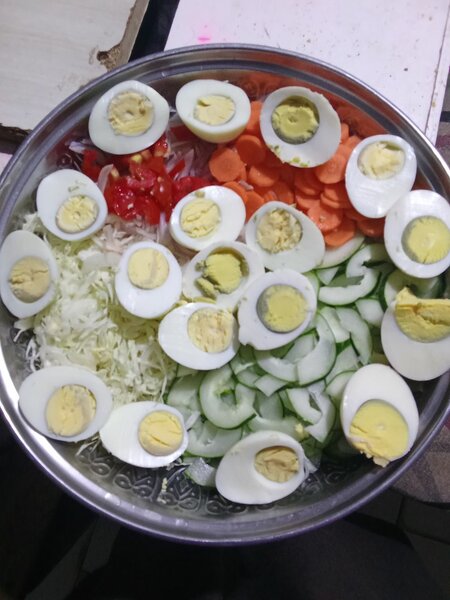 Salade de légumes frais aux œufs