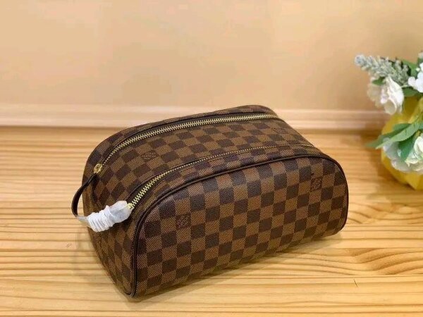 Trousse de toilette luxe Dior en cuir