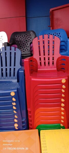 Chaises empilables en plastique