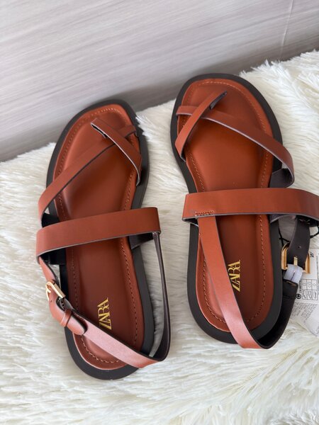 Sandales plates ZARA en cuir marron