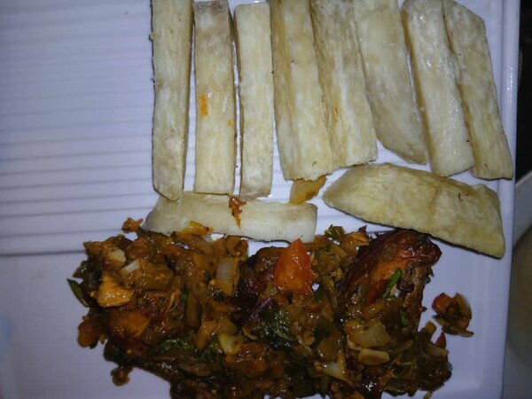 Manioc frit & viande émincée sauce