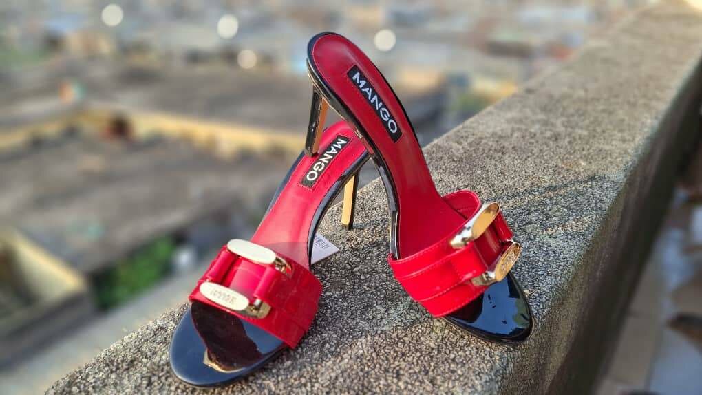 Sandales à talons rouges élégantes