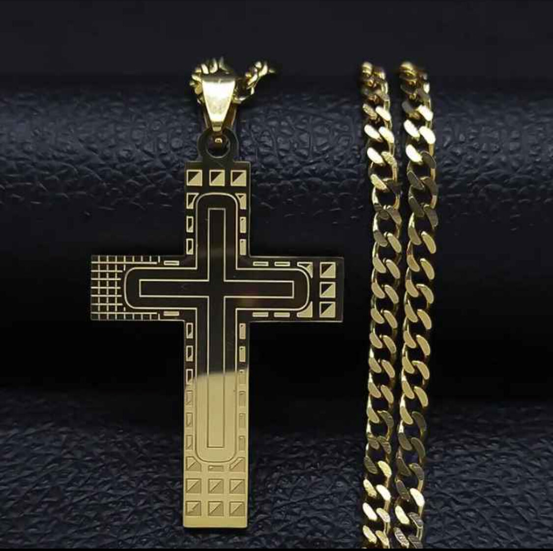 Collier avec croix en or