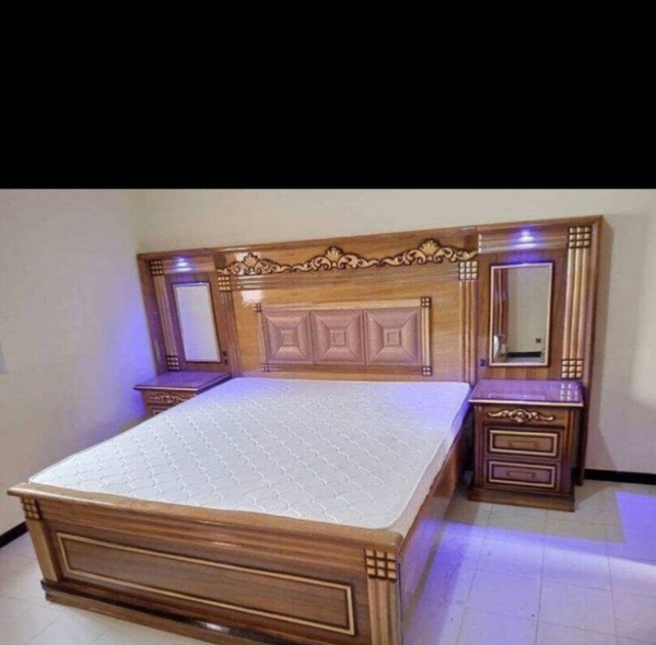 Lit en bois avec chevets intégrés