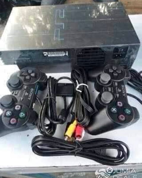 Console PlayStation 2 avec manettes
