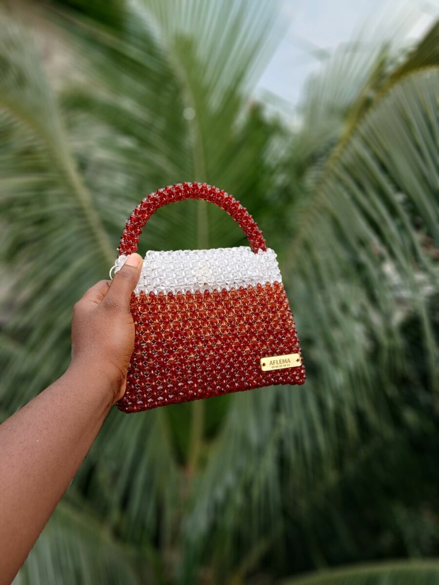 Sac à main perlé rouge et blanc