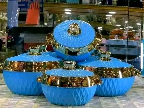 Ensemble de bols en céramique turquoise avec couvercles dorés