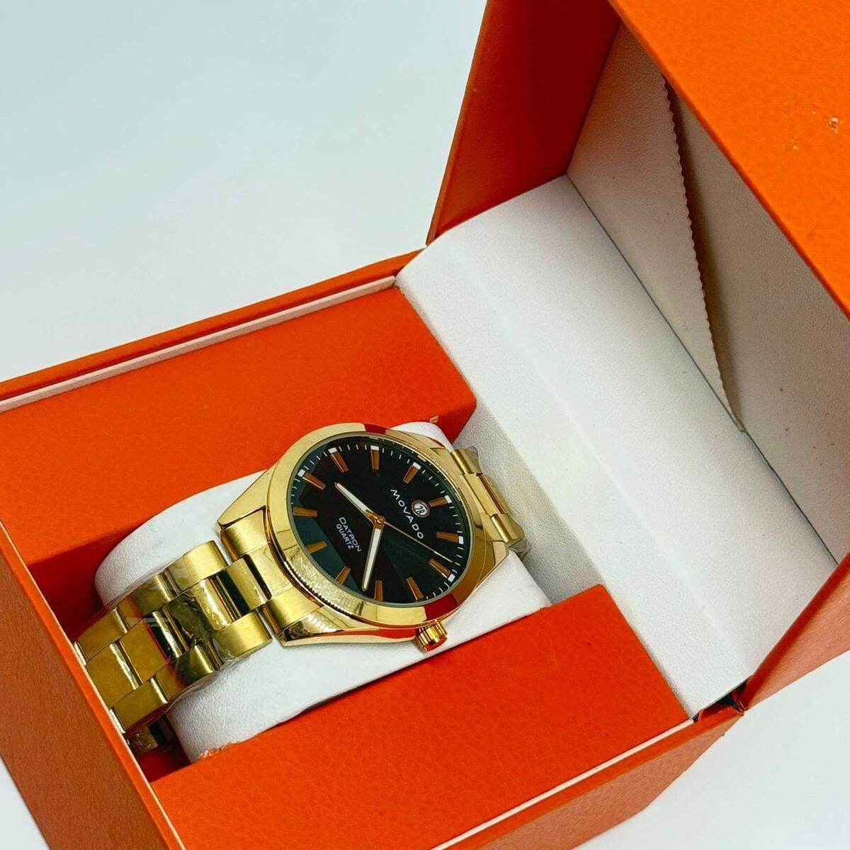 Montre dorée élégante homme