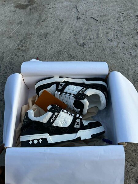 LV SNEAKERS