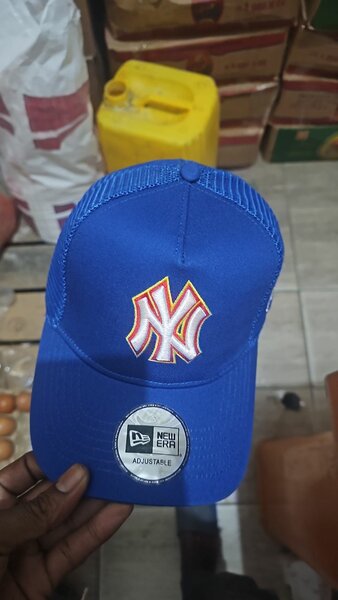 Casquette bleue ajustable